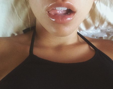 Красиво вытекает изо рта