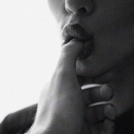 Облизывает палец мужчине