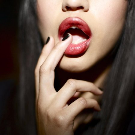 Девушка с пальцем во рту