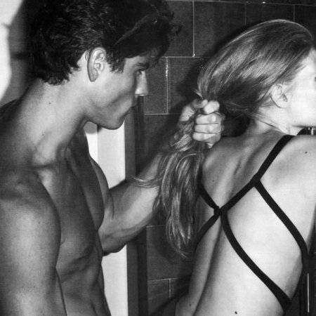 Держать за волосы