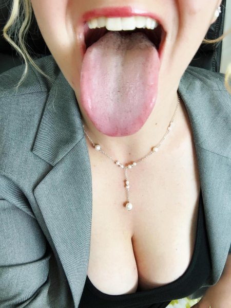 Девушка с высунутым языком