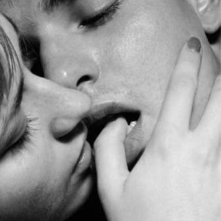 Страстная поцелуй