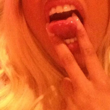 Селфи с языком девушки