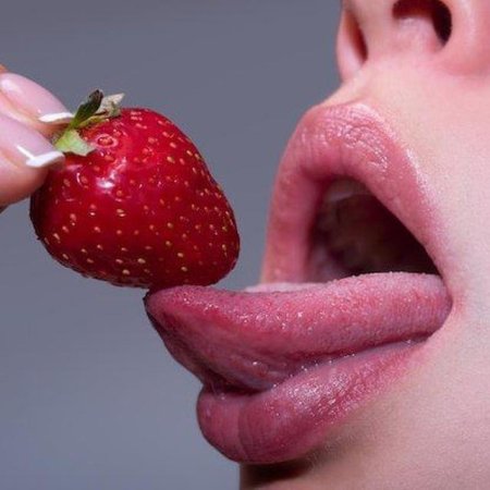 Губы с клубникой