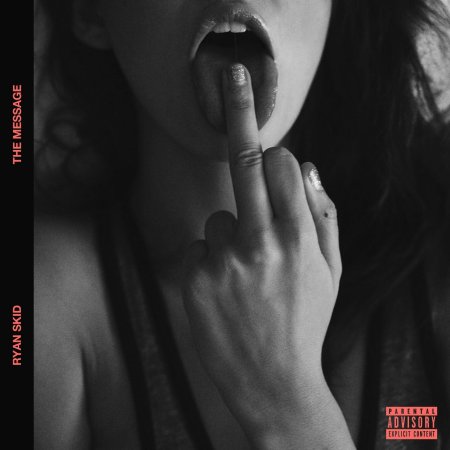 Палец во рту у девушки