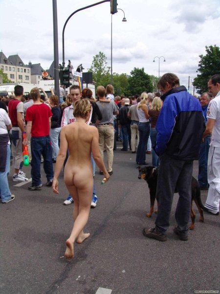 Голышом на публике