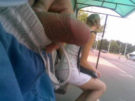 Показывает член девушкам на улице