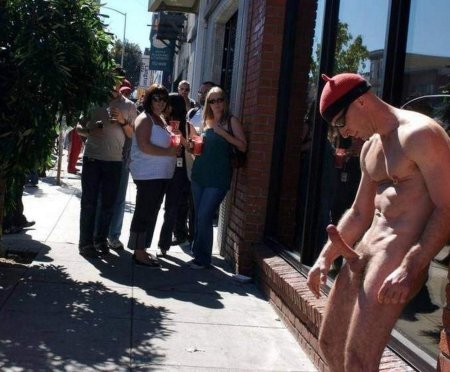 Парни эксбиционисты на улице