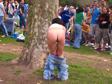 Писсинг девушек на фестивале