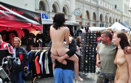 Девушка топлесс