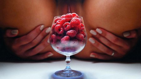 Клубника со сливками на теле