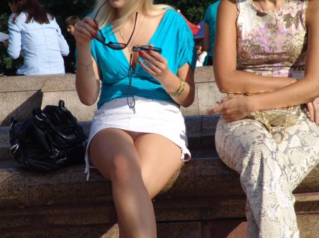 Под юбкой девушек