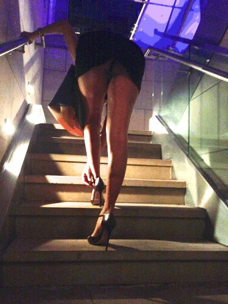Под юбкой на лестнице