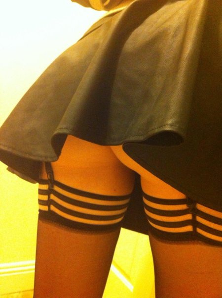 Красивые попки под юбкой