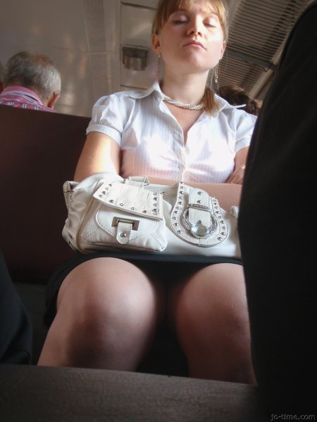 Под юбкой в электричке