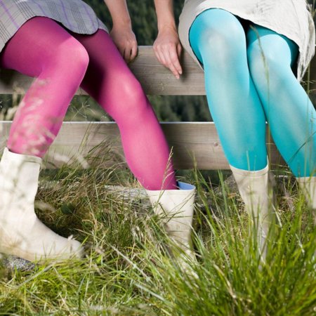 Девчонки в разноцветных колготках