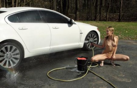 Голые девки моют машину