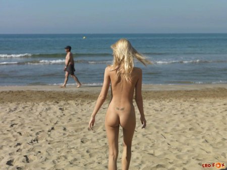 Красивые девушки на пляже ню