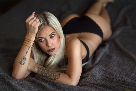 Блондинка с тату