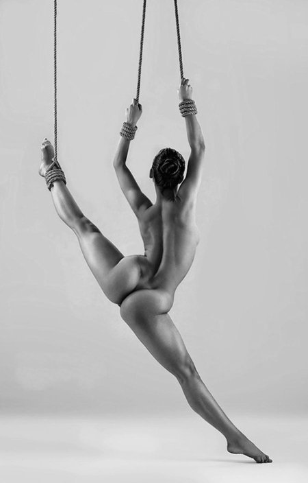 Голая гимнастка на канате