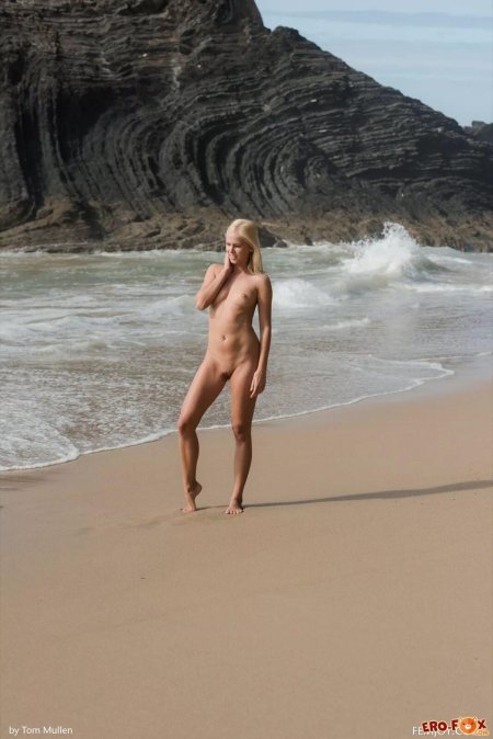 Девки ходят голые по пляжу