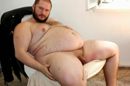 Много голых толстых мужиков