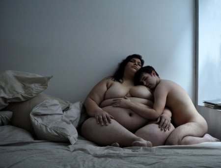 Полненькая девушка с парнем