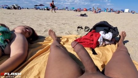 Кончил на загорающую девушку на пляже