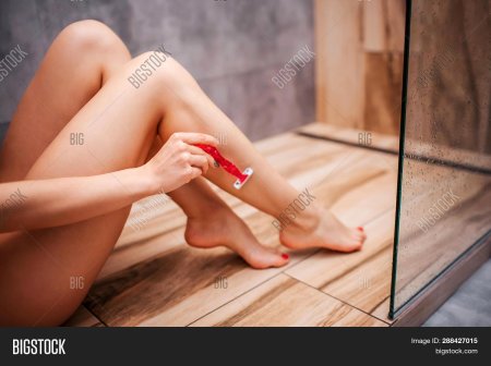 Девушка с бритыми ногами