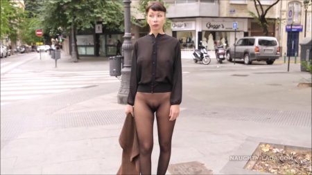 В колготках без трусиков