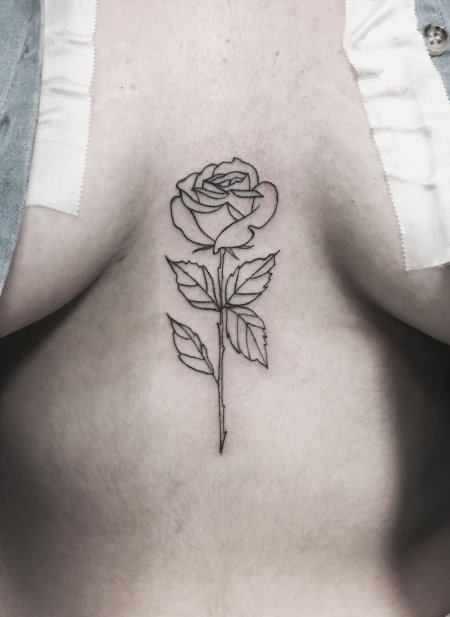 Тату роза между грудью