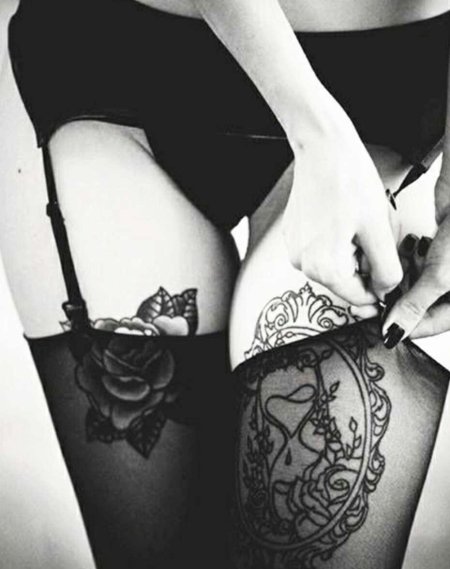 На бедре тату