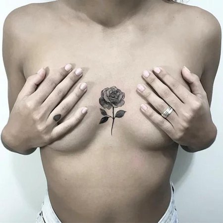 Тату роза между грудью