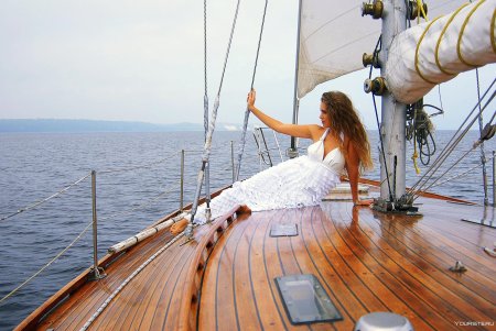 Девушка на паруснике