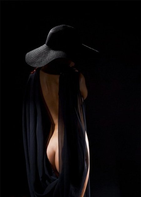 Женщина в шляпе без лица