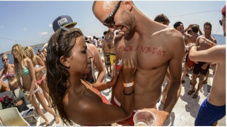 Ибица топлесс вечеринка