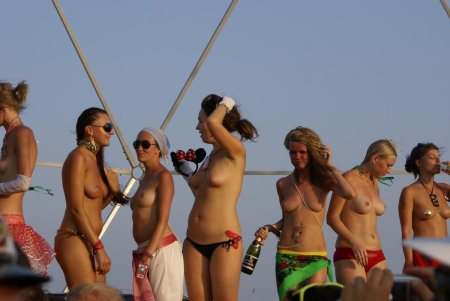 Пляжная вечеринка в стиле ню