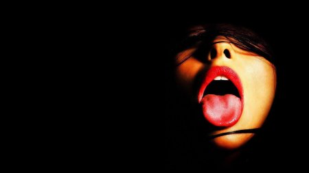 Красивые девушки с высунутым языком