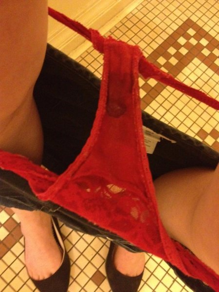 Красные женские трусы