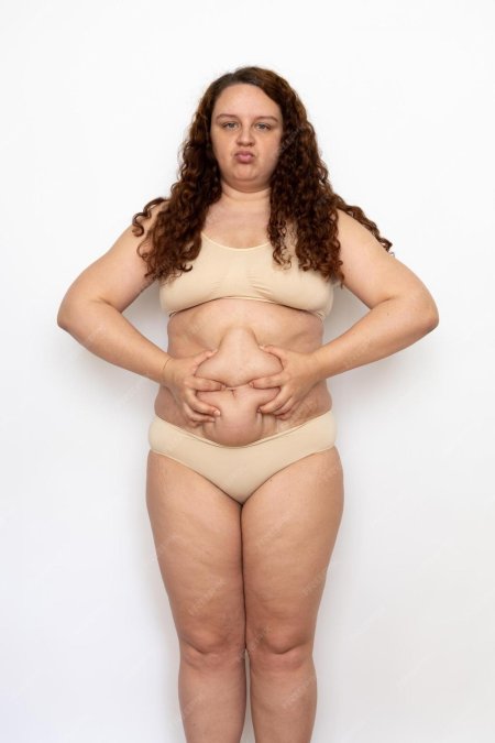 Толстая женщина в нижнем белье