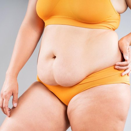 Женский животик с жирком