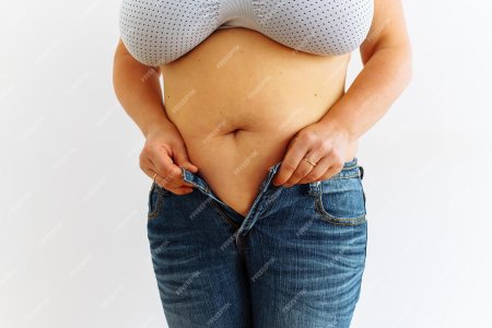 Толстый живот девушки