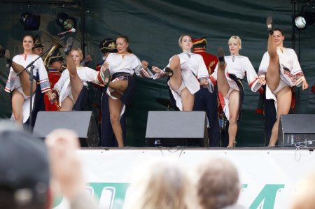 Девушки без трусиков на концерте