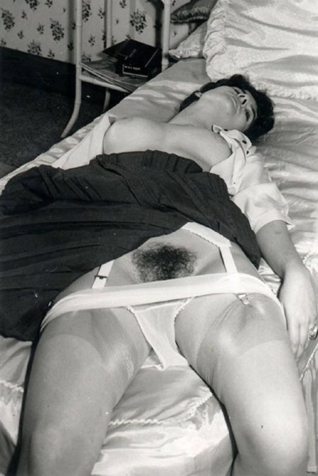 Женщины в чулках ретро