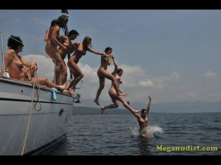 Купание с яхты голышом