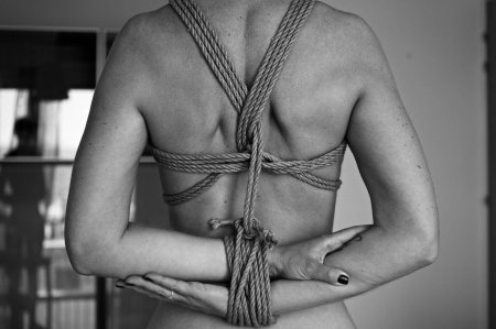 Связывание девушек