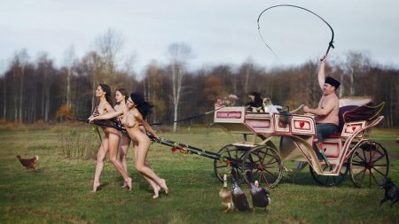Голые женщины запряженные в повозки