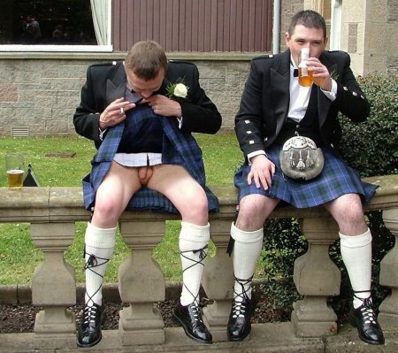 Шотландцы в юбках без трусов