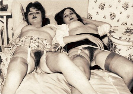 Женщины в чулках ретро