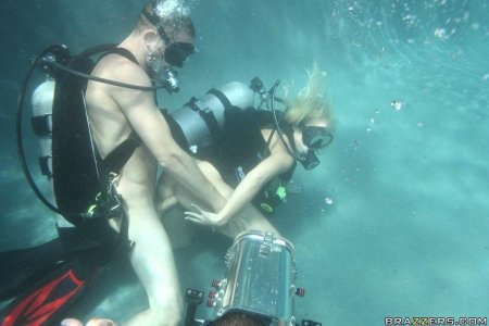 Голые женщины с аквалангом